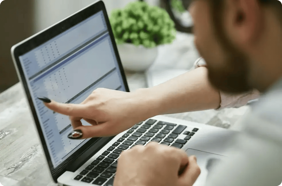 Un formateur et un collaborateur en train de paramétrer la plateforme HubSpot sur ordinateur. Un formateur et un collaborateur en train de paramétrer la plateforme HubSpot sur ordinateur.