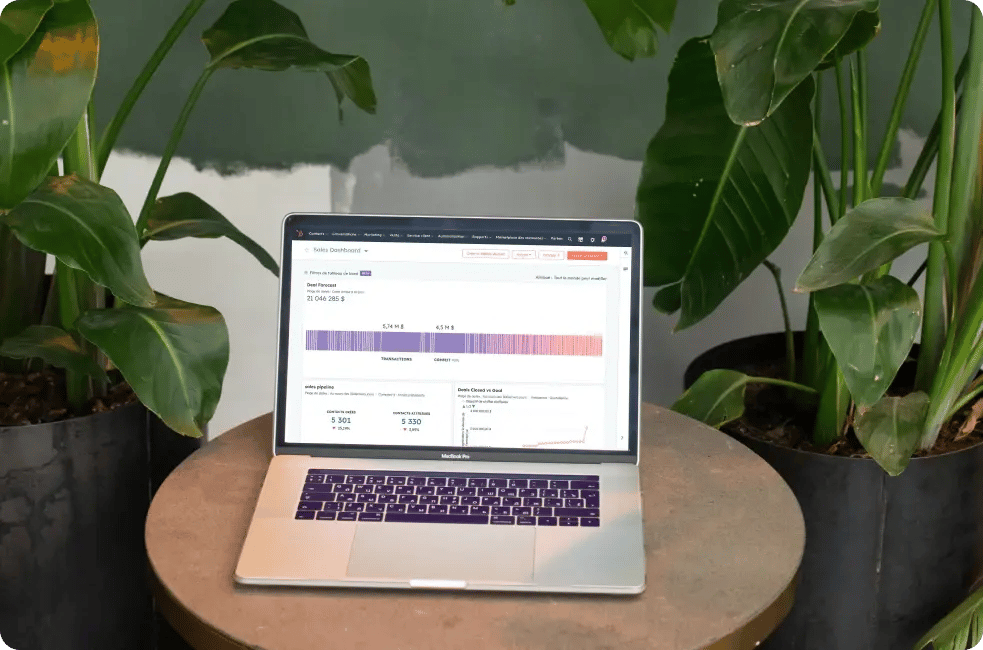 Ordinateur posé sur un bureau avec un dashboard HubSpot Ordinateur posé sur un bureau avec un dashboard HubSpot