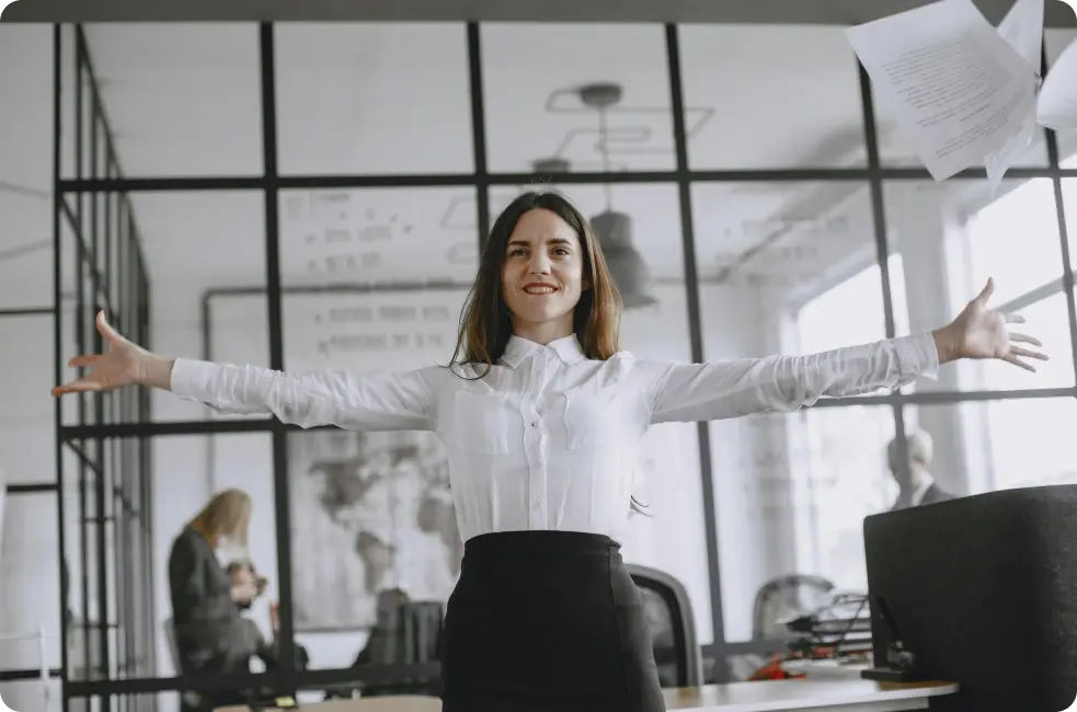 Responsable marketing qui a réussi sa stratégie dans son bureau.